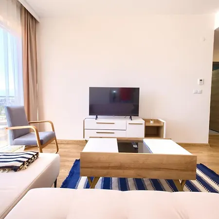 1207 By Newinn Apartment *